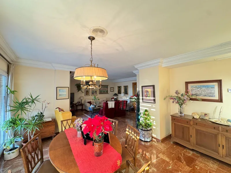 APARTMENT WITH GARAGE + STORAGE INCLUDED. WITH A SURFACE OF 256 M2. 4 BEDROOMS. 3 BATHROOMS. BEACH 350 METERS AWAY.