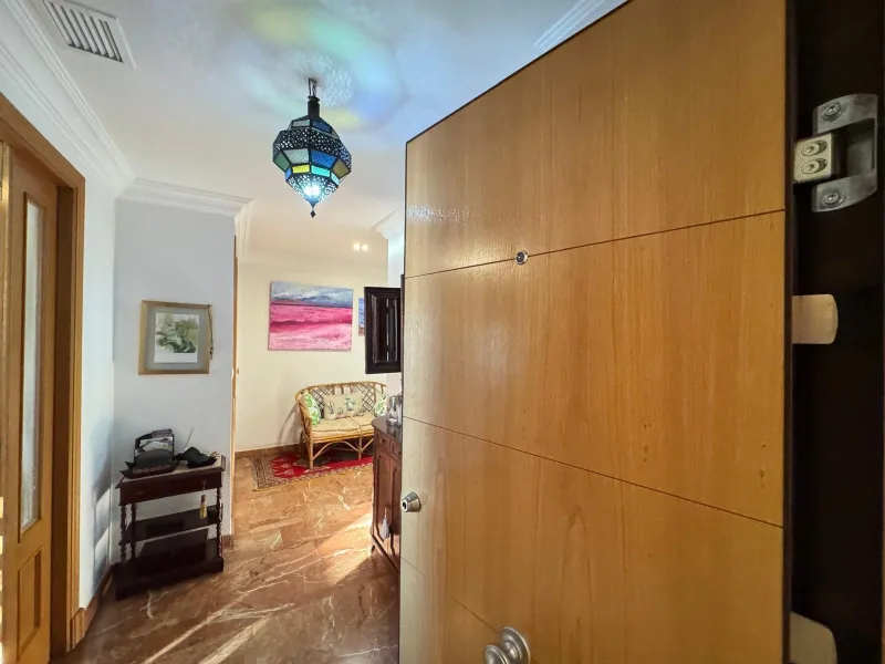 APARTMENT WITH GARAGE + STORAGE INCLUDED. WITH A SURFACE OF 256 M2. 4 BEDROOMS. 3 BATHROOMS. BEACH 350 METERS AWAY.