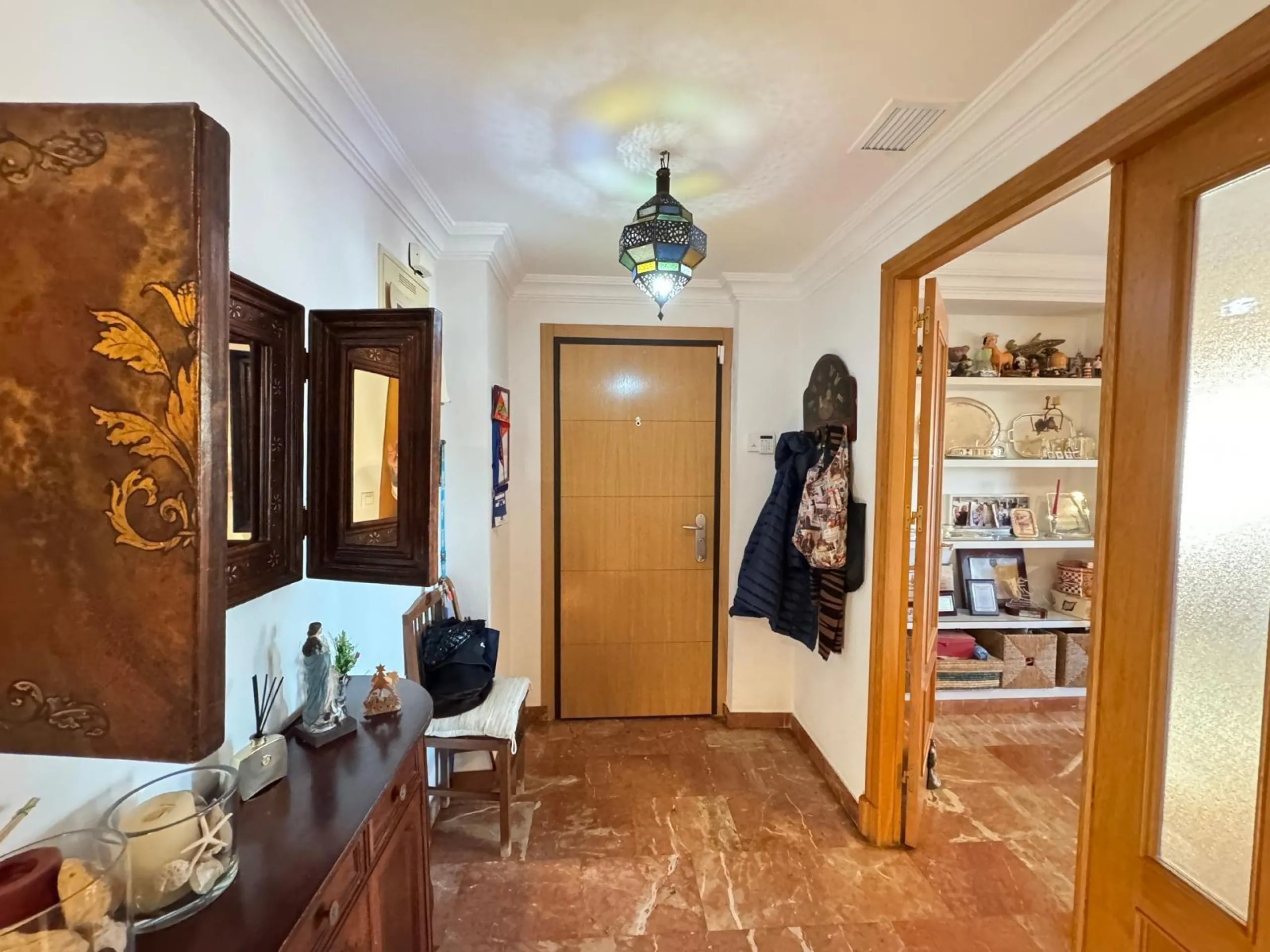 APARTMENT WITH GARAGE + STORAGE INCLUDED. WITH A SURFACE OF 256 M2. 4 BEDROOMS. 3 BATHROOMS. BEACH 350 METERS AWAY.