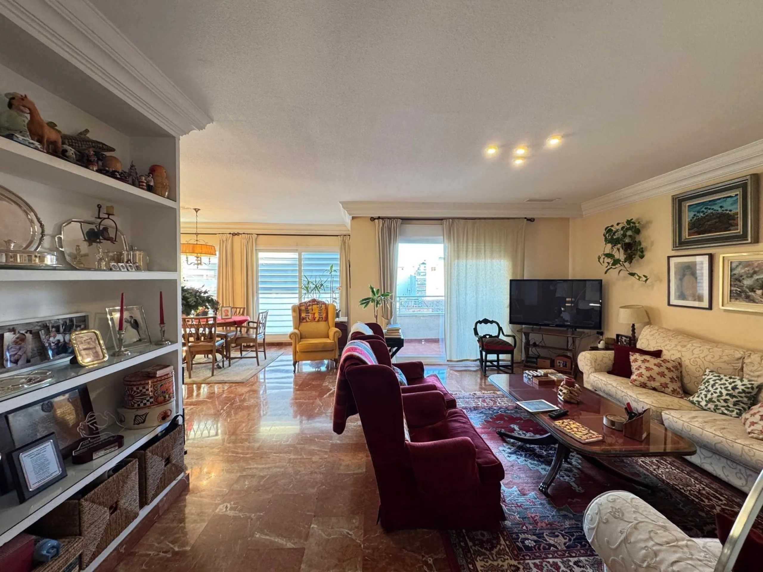 APARTMENT WITH GARAGE + STORAGE INCLUDED. WITH A SURFACE OF 256 M2. 4 BEDROOMS. 3 BATHROOMS. BEACH 350 METERS AWAY.