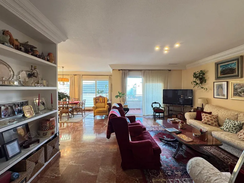 APARTMENT WITH GARAGE + STORAGE INCLUDED. WITH A SURFACE OF 256 M2. 4 BEDROOMS. 3 BATHROOMS. BEACH 350 METERS AWAY.
