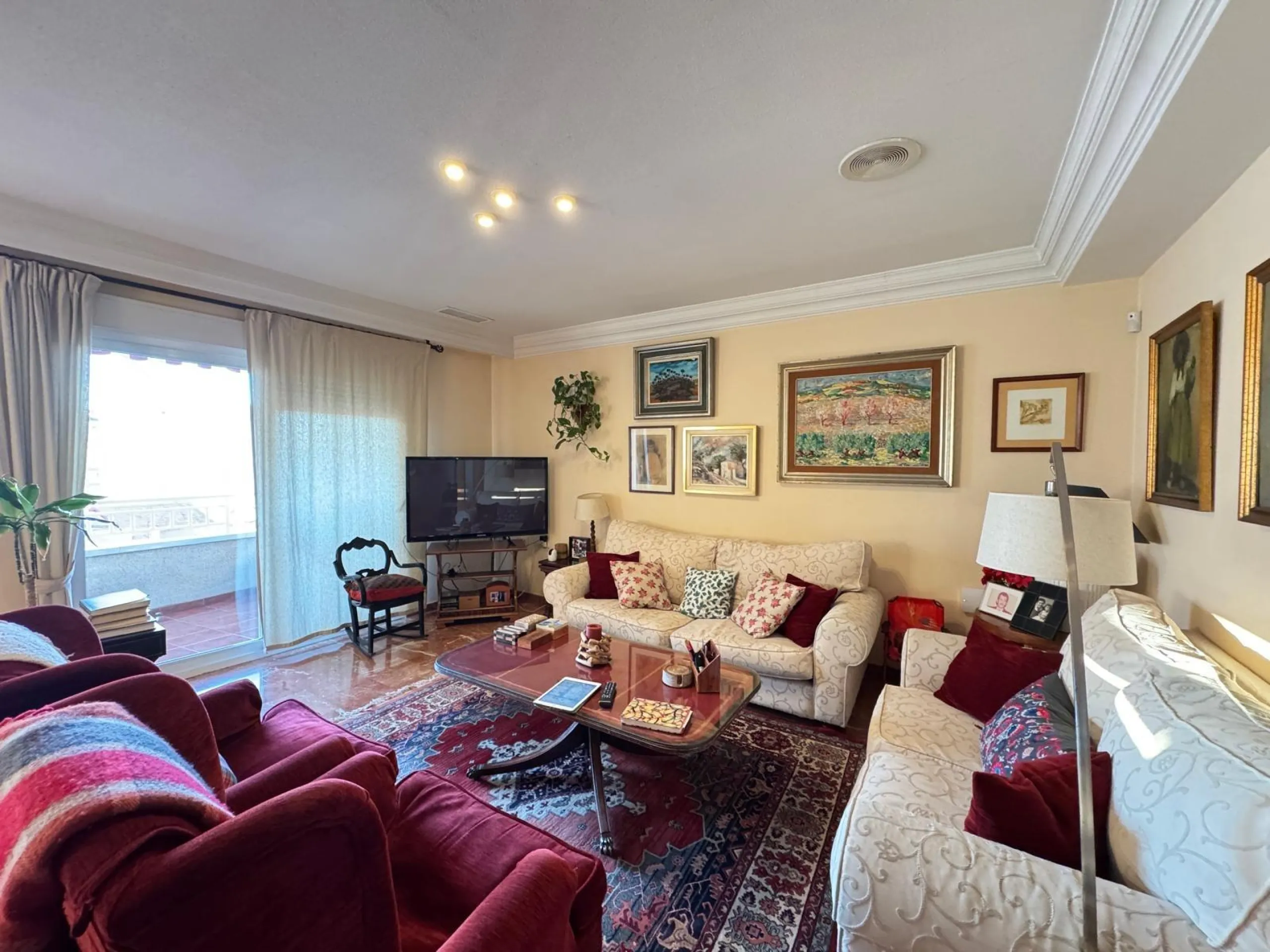 APARTMENT WITH GARAGE + STORAGE INCLUDED. WITH A SURFACE OF 256 M2. 4 BEDROOMS. 3 BATHROOMS. BEACH 350 METERS AWAY.