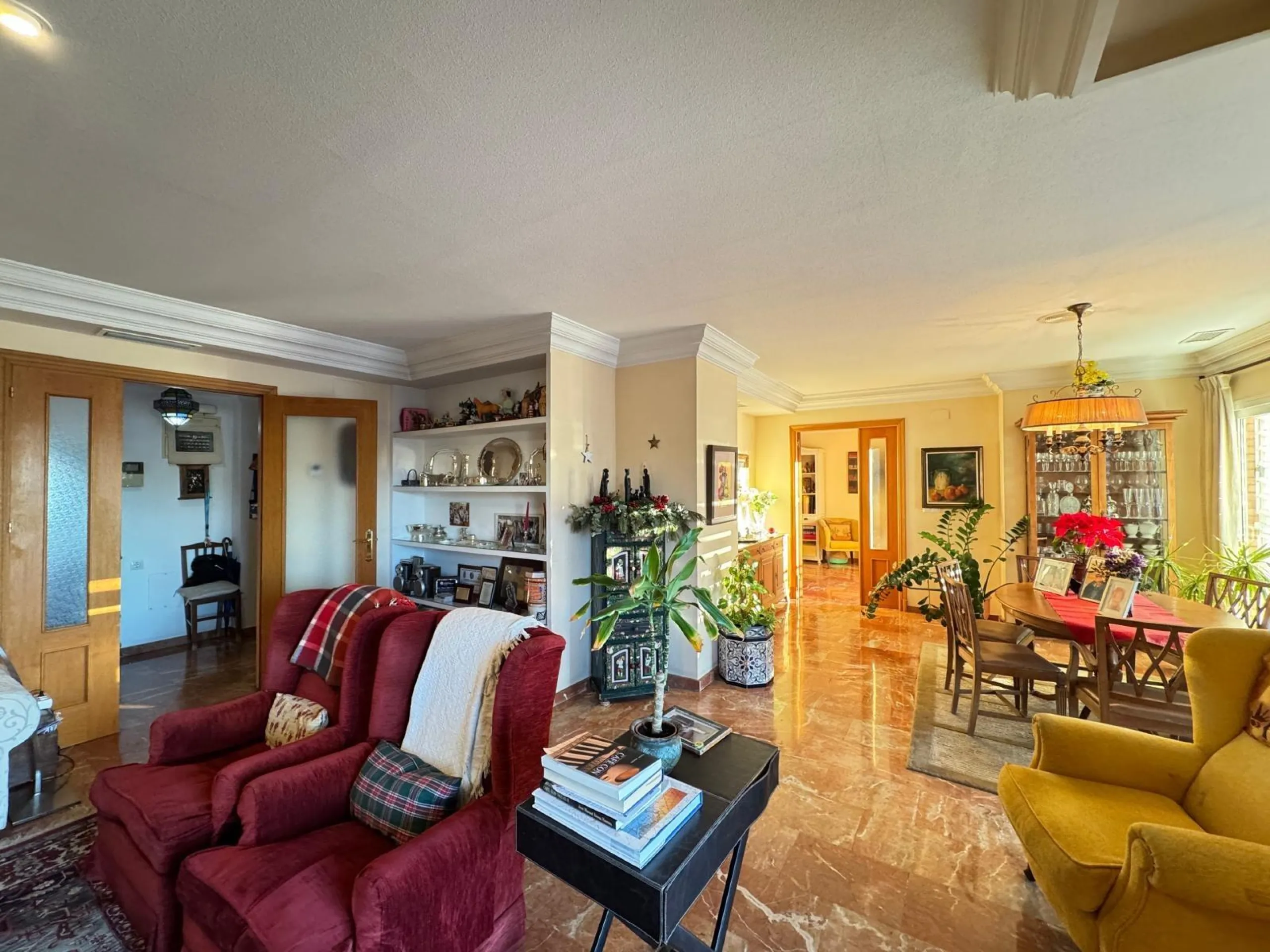 APARTMENT WITH GARAGE + STORAGE INCLUDED. WITH A SURFACE OF 256 M2. 4 BEDROOMS. 3 BATHROOMS. BEACH 350 METERS AWAY.