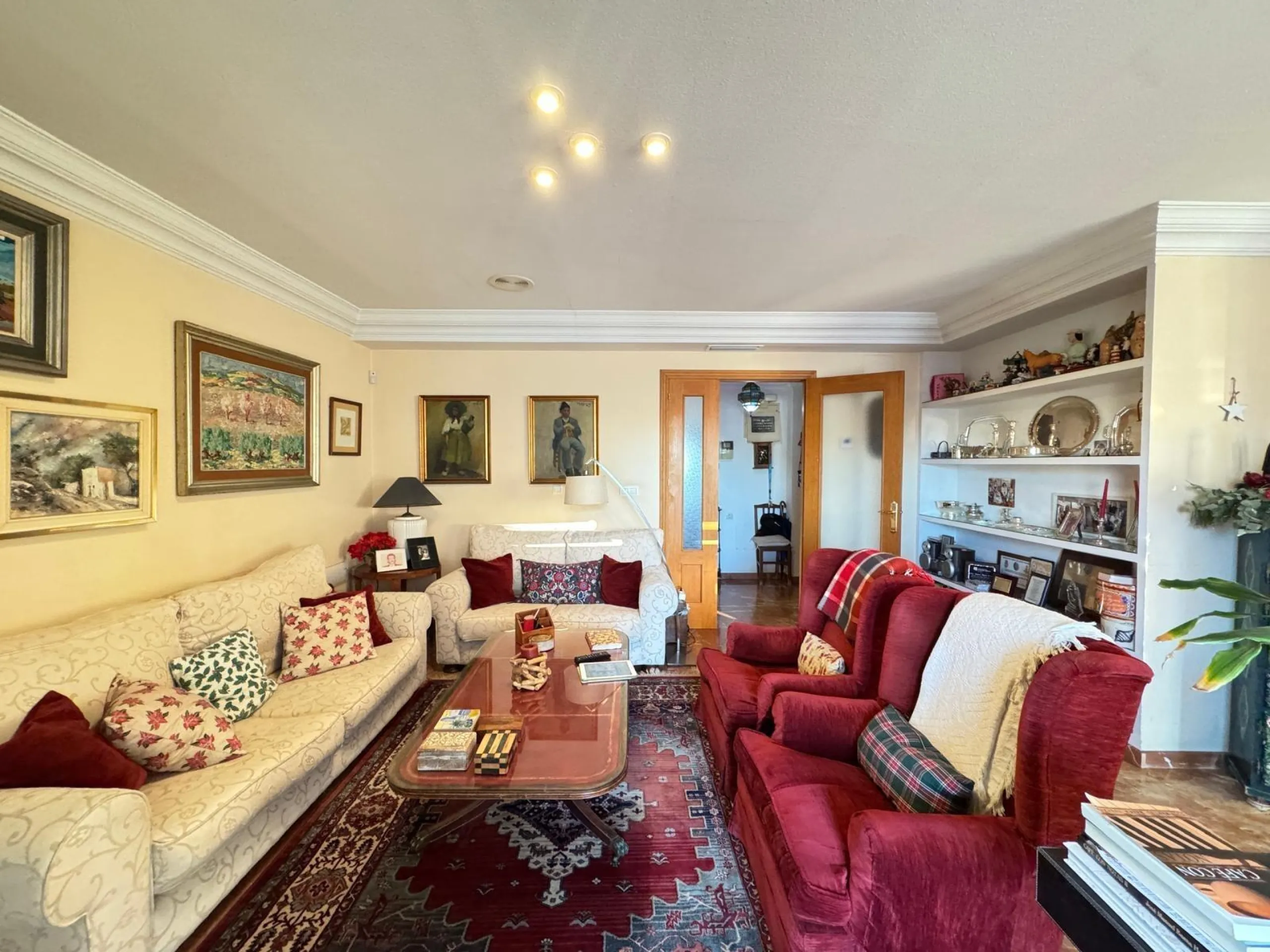 APARTMENT WITH GARAGE + STORAGE INCLUDED. WITH A SURFACE OF 256 M2. 4 BEDROOMS. 3 BATHROOMS. BEACH 350 METERS AWAY.