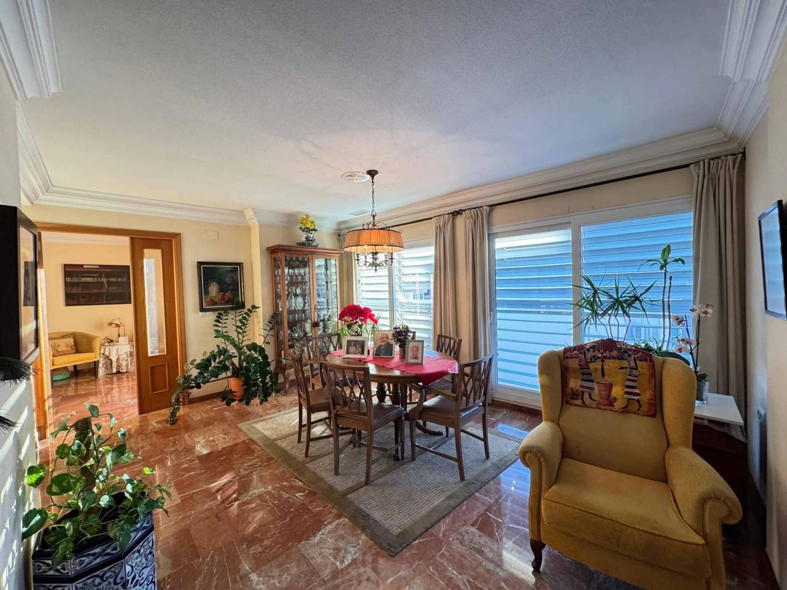 APARTMENT WITH GARAGE + STORAGE INCLUDED. WITH A SURFACE OF 256 M2. 4 BEDROOMS. 3 BATHROOMS. BEACH 350 METERS AWAY.