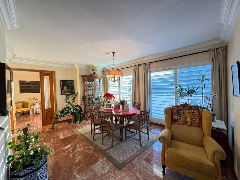 APARTMENT WITH GARAGE + STORAGE INCLUDED. WITH A SURFACE OF 256 M2. 4 BEDROOMS. 3 BATHROOMS. BEACH 350 METERS AWAY.