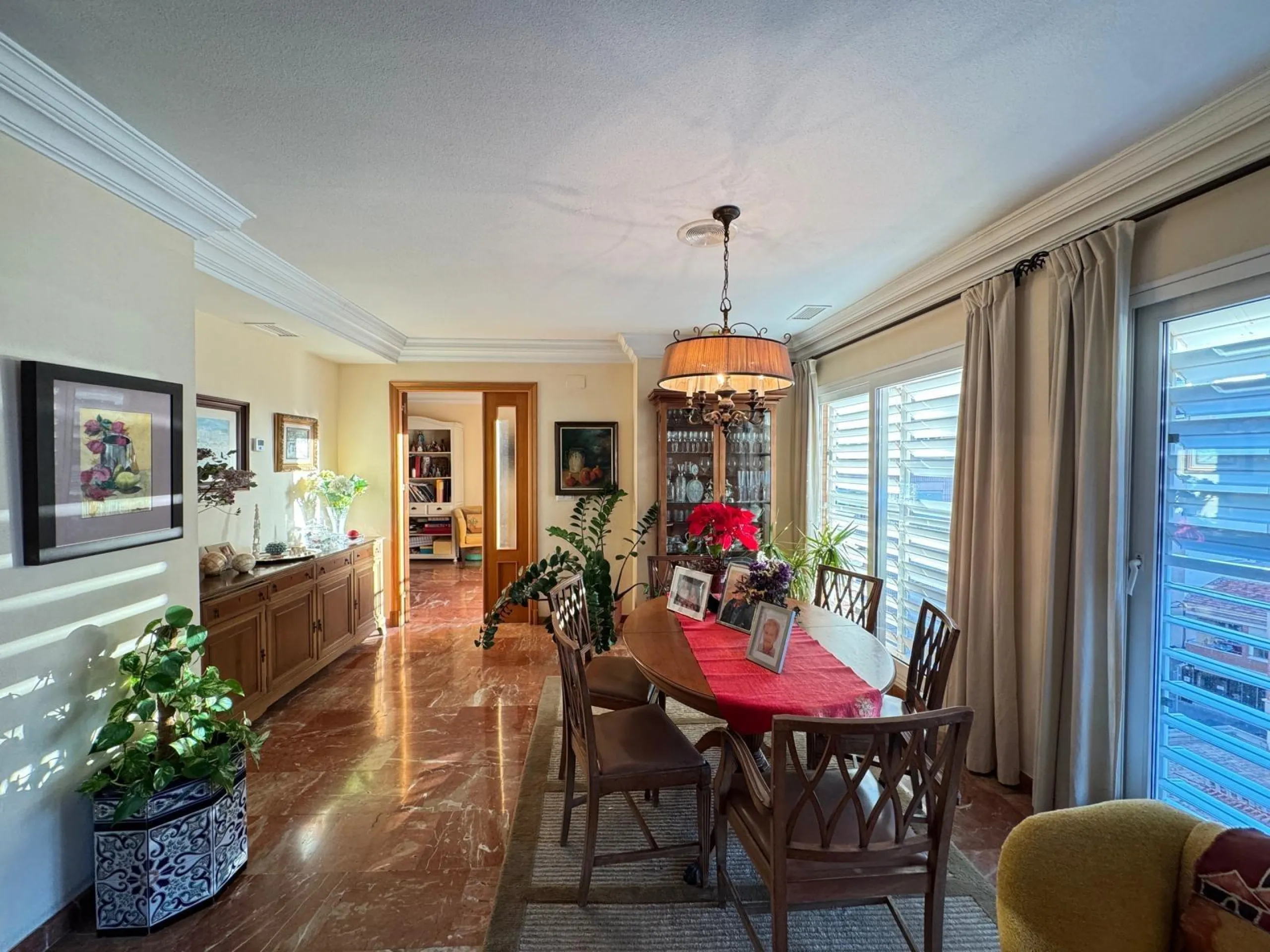 APARTMENT WITH GARAGE + STORAGE INCLUDED. WITH A SURFACE OF 256 M2. 4 BEDROOMS. 3 BATHROOMS. BEACH 350 METERS AWAY.