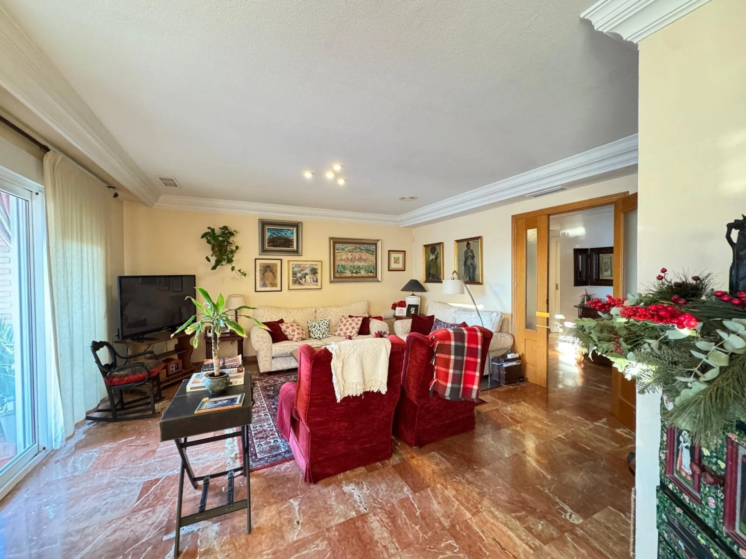 APARTMENT WITH GARAGE + STORAGE INCLUDED. WITH A SURFACE OF 256 M2. 4 BEDROOMS. 3 BATHROOMS. BEACH 350 METERS AWAY.