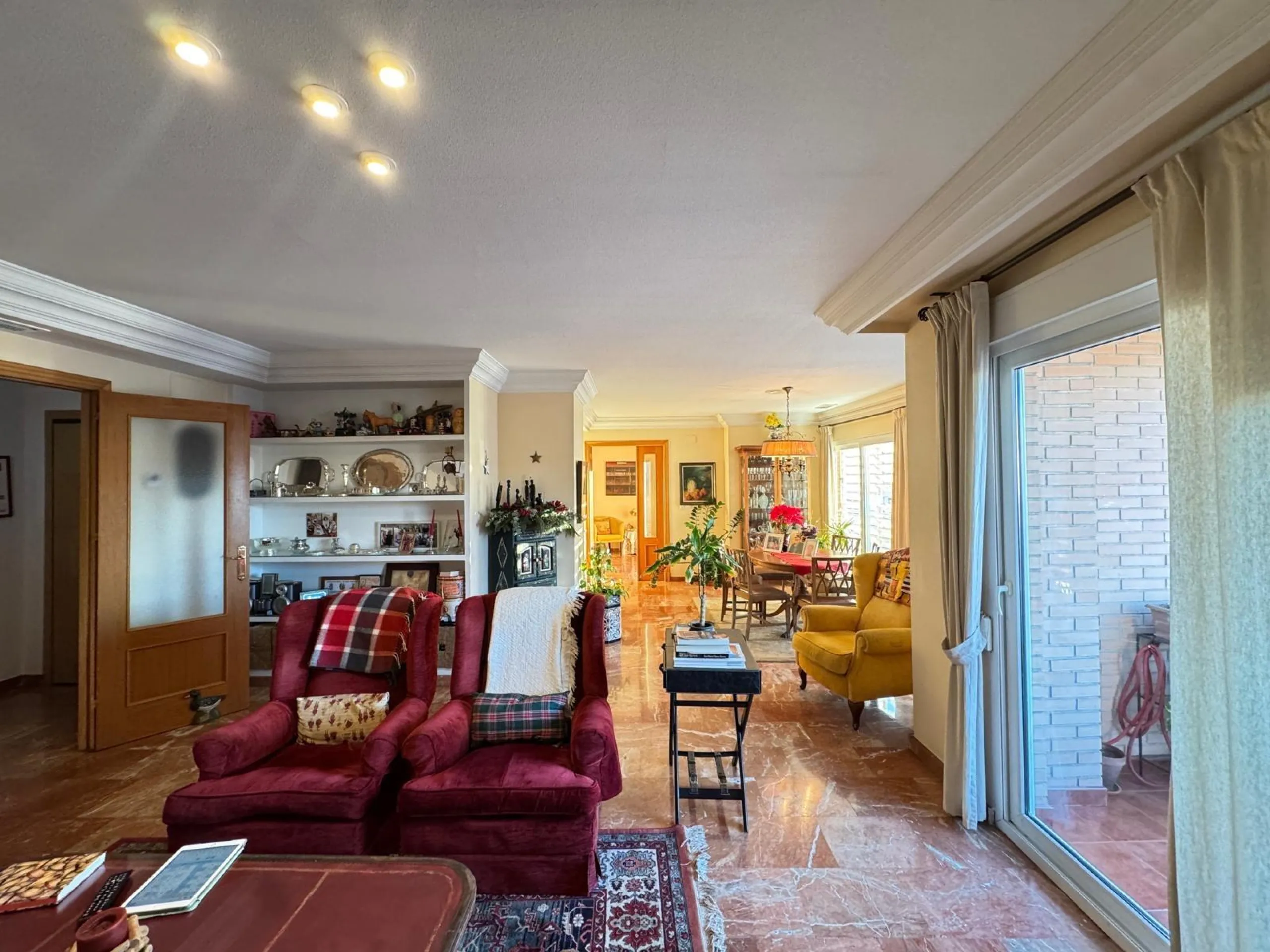 APARTMENT WITH GARAGE + STORAGE INCLUDED. WITH A SURFACE OF 256 M2. 4 BEDROOMS. 3 BATHROOMS. BEACH 350 METERS AWAY.