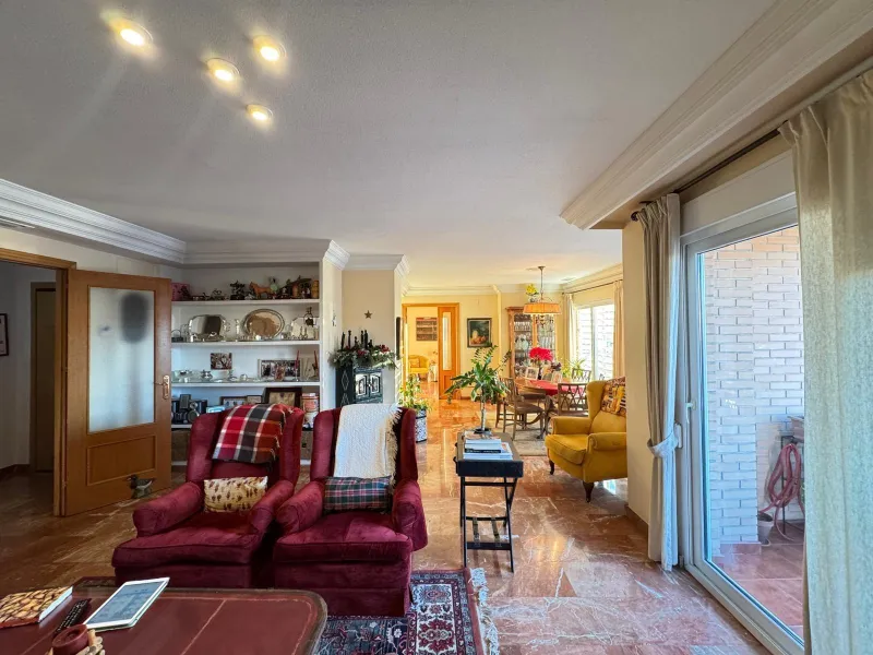 APARTMENT WITH GARAGE + STORAGE INCLUDED. WITH A SURFACE OF 256 M2. 4 BEDROOMS. 3 BATHROOMS. BEACH 350 METERS AWAY.