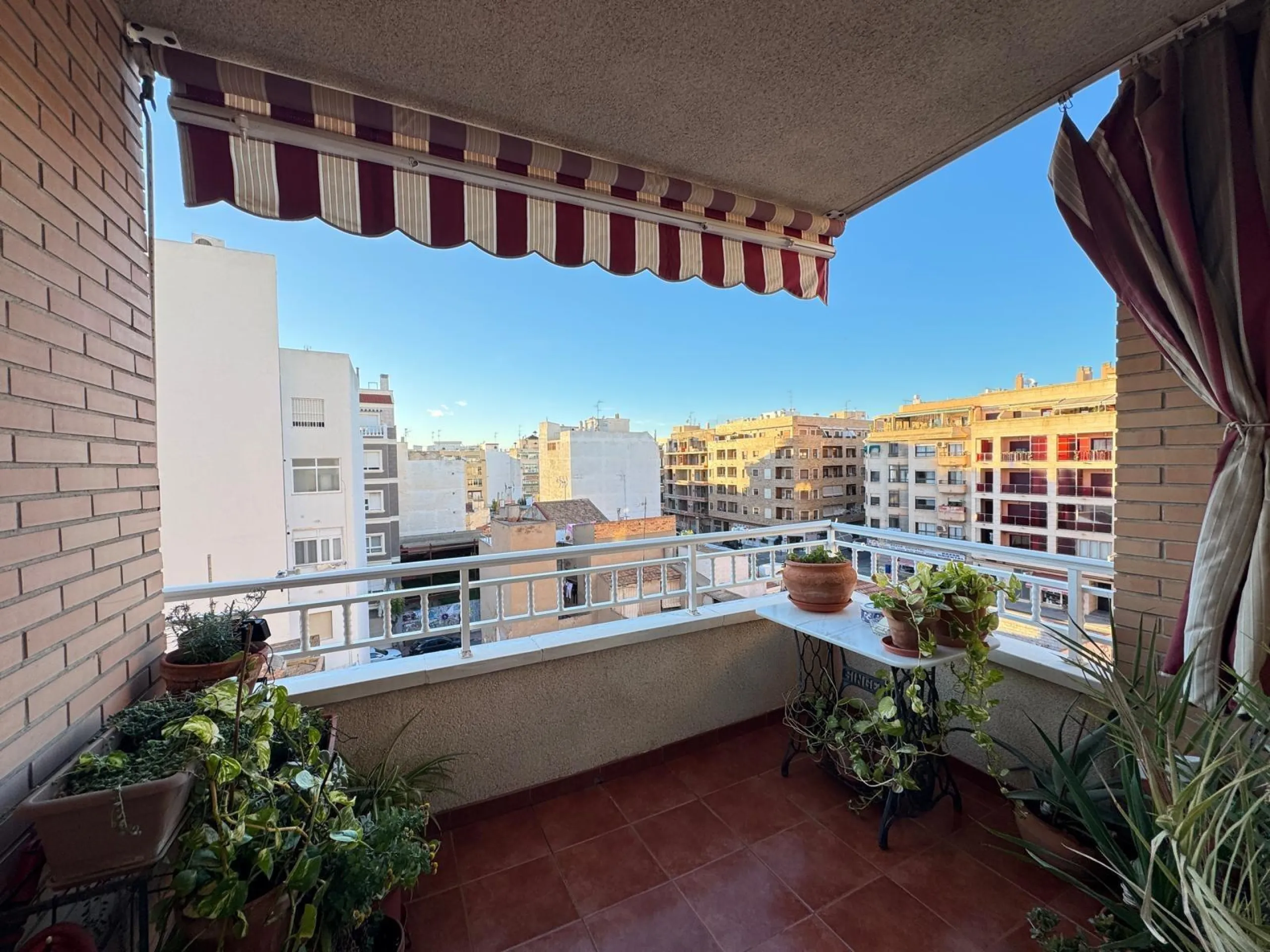 APARTMENT WITH GARAGE + STORAGE INCLUDED. WITH A SURFACE OF 256 M2. 4 BEDROOMS. 3 BATHROOMS. BEACH 350 METERS AWAY.