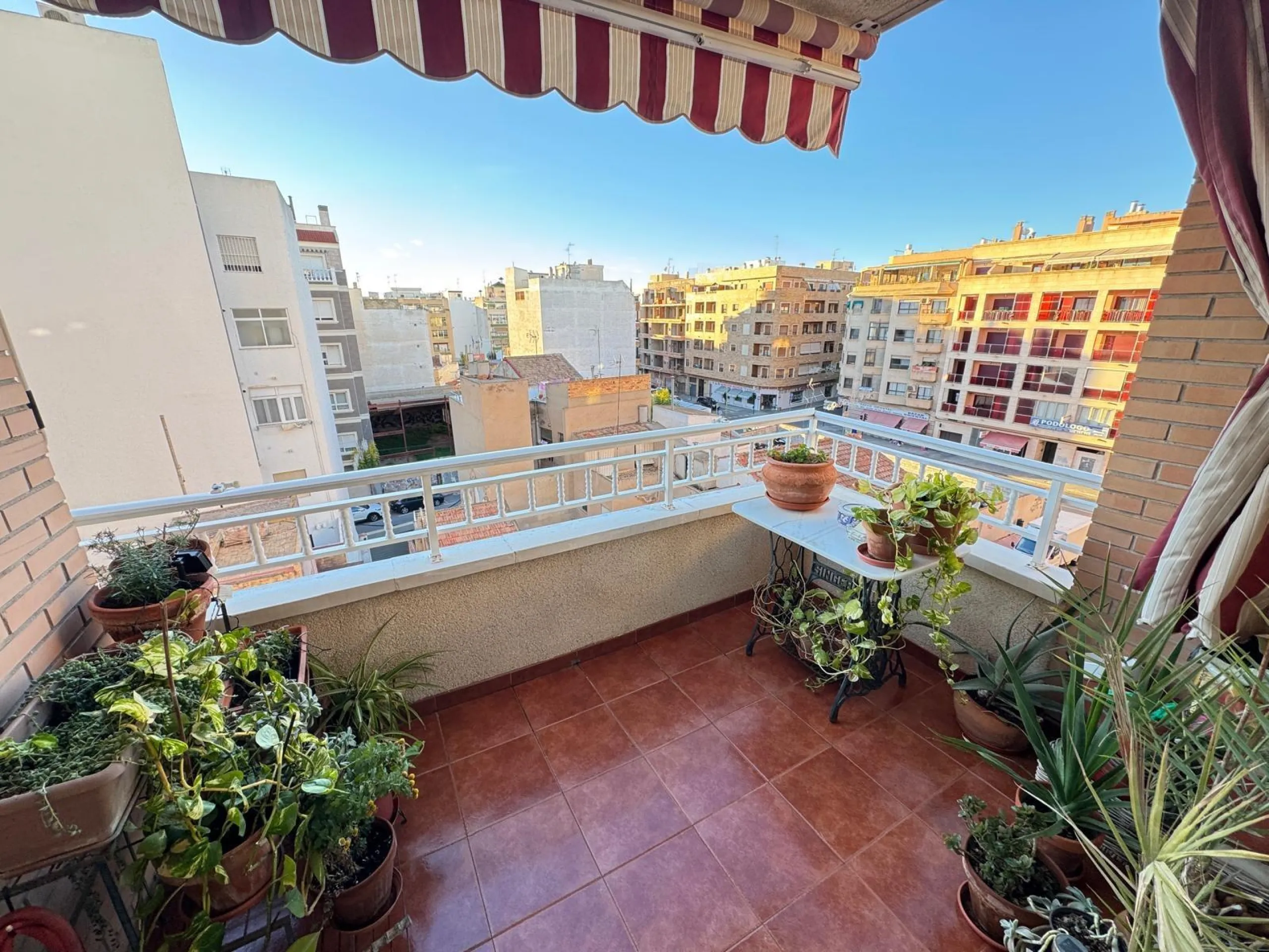 APARTMENT WITH GARAGE + STORAGE INCLUDED. WITH A SURFACE OF 256 M2. 4 BEDROOMS. 3 BATHROOMS. BEACH 350 METERS AWAY.