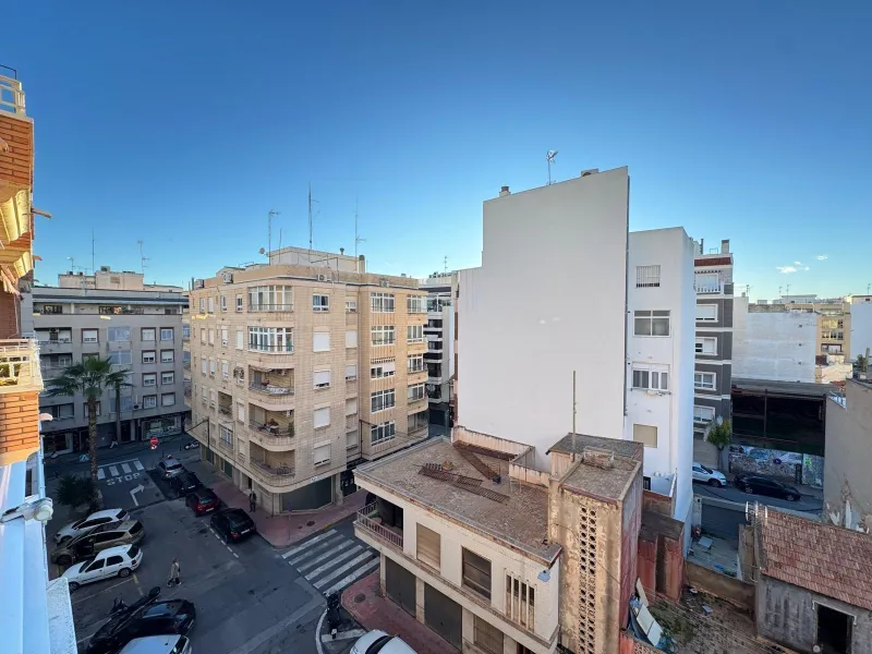 APARTMENT WITH GARAGE + STORAGE INCLUDED. WITH A SURFACE OF 256 M2. 4 BEDROOMS. 3 BATHROOMS. BEACH 350 METERS AWAY.