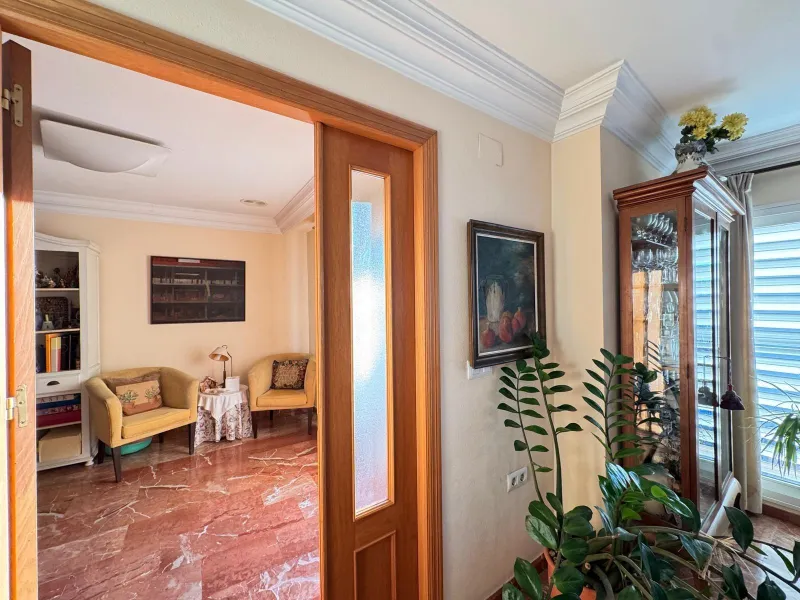 APARTMENT WITH GARAGE + STORAGE INCLUDED. WITH A SURFACE OF 256 M2. 4 BEDROOMS. 3 BATHROOMS. BEACH 350 METERS AWAY.
