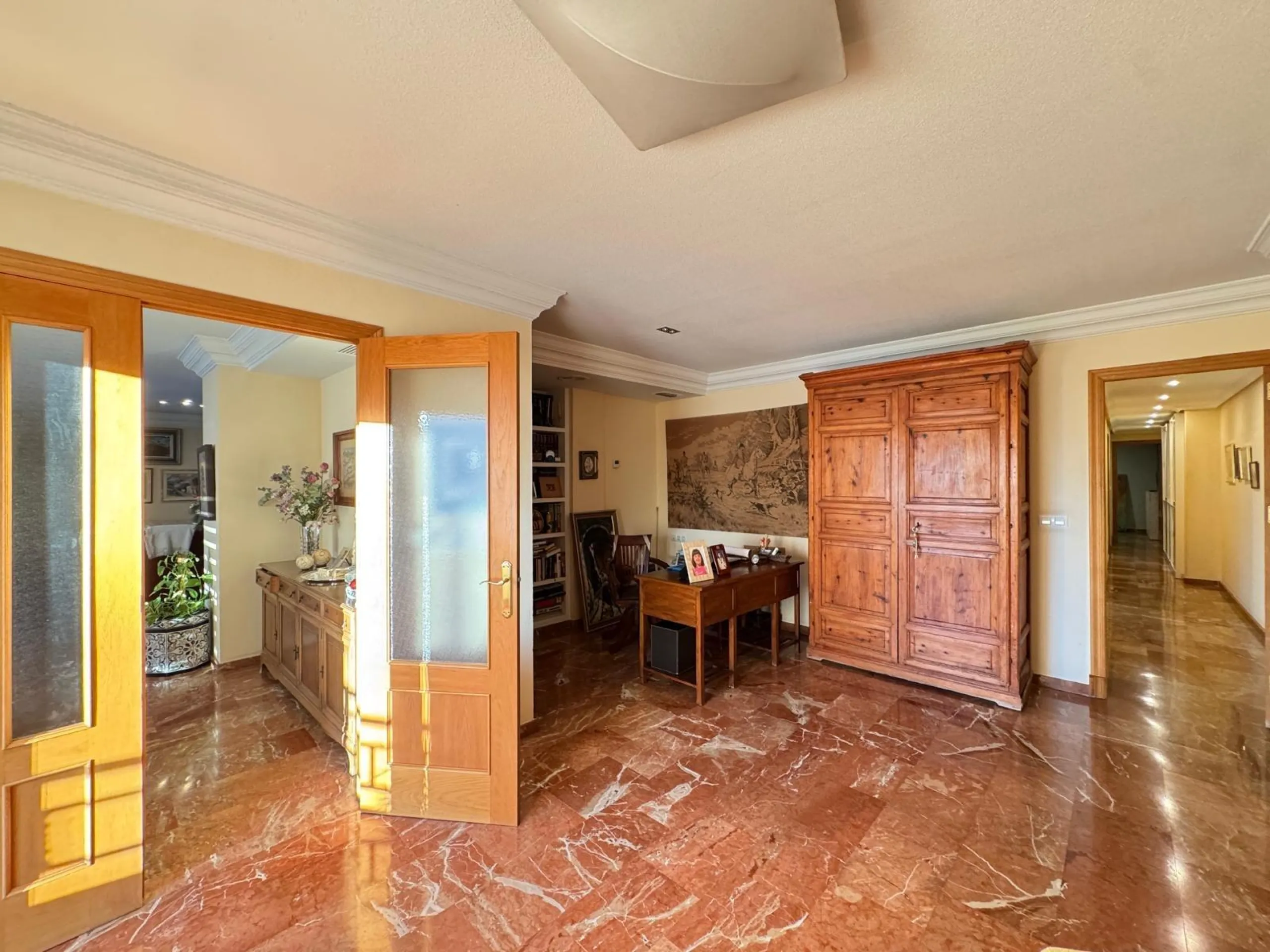 APARTMENT WITH GARAGE + STORAGE INCLUDED. WITH A SURFACE OF 256 M2. 4 BEDROOMS. 3 BATHROOMS. BEACH 350 METERS AWAY.