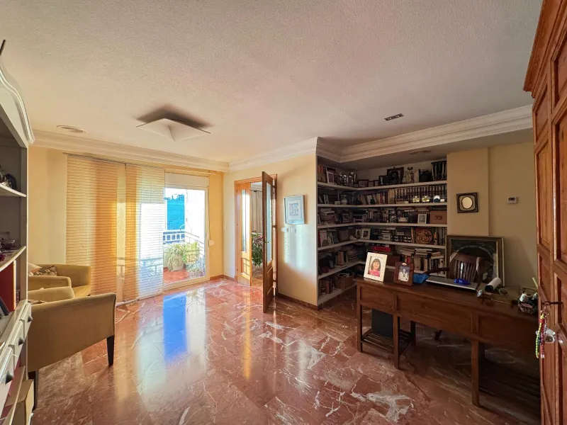 APARTMENT WITH GARAGE + STORAGE INCLUDED. WITH A SURFACE OF 256 M2. 4 BEDROOMS. 3 BATHROOMS. BEACH 350 METERS AWAY.