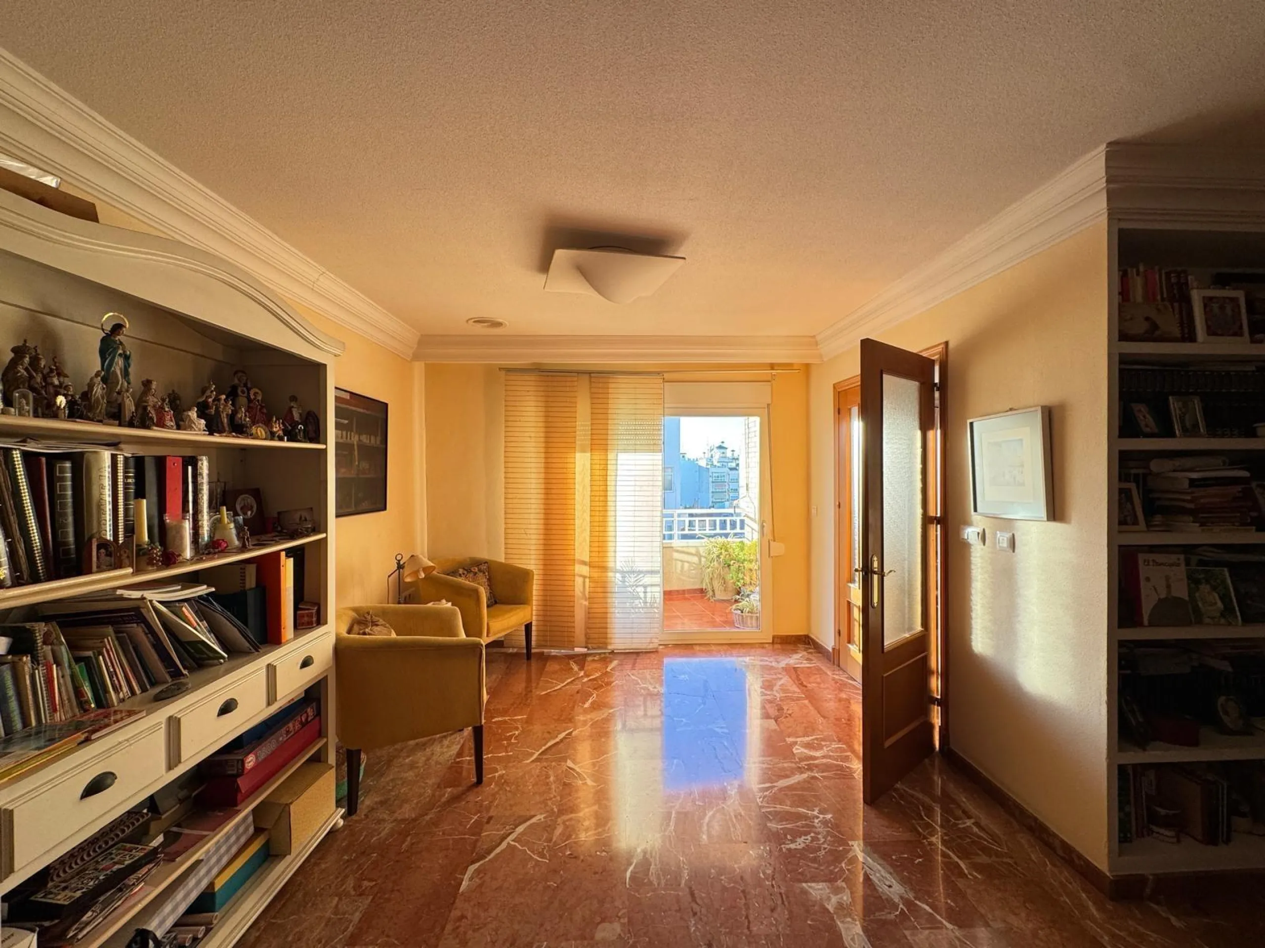 APARTMENT WITH GARAGE + STORAGE INCLUDED. WITH A SURFACE OF 256 M2. 4 BEDROOMS. 3 BATHROOMS. BEACH 350 METERS AWAY.