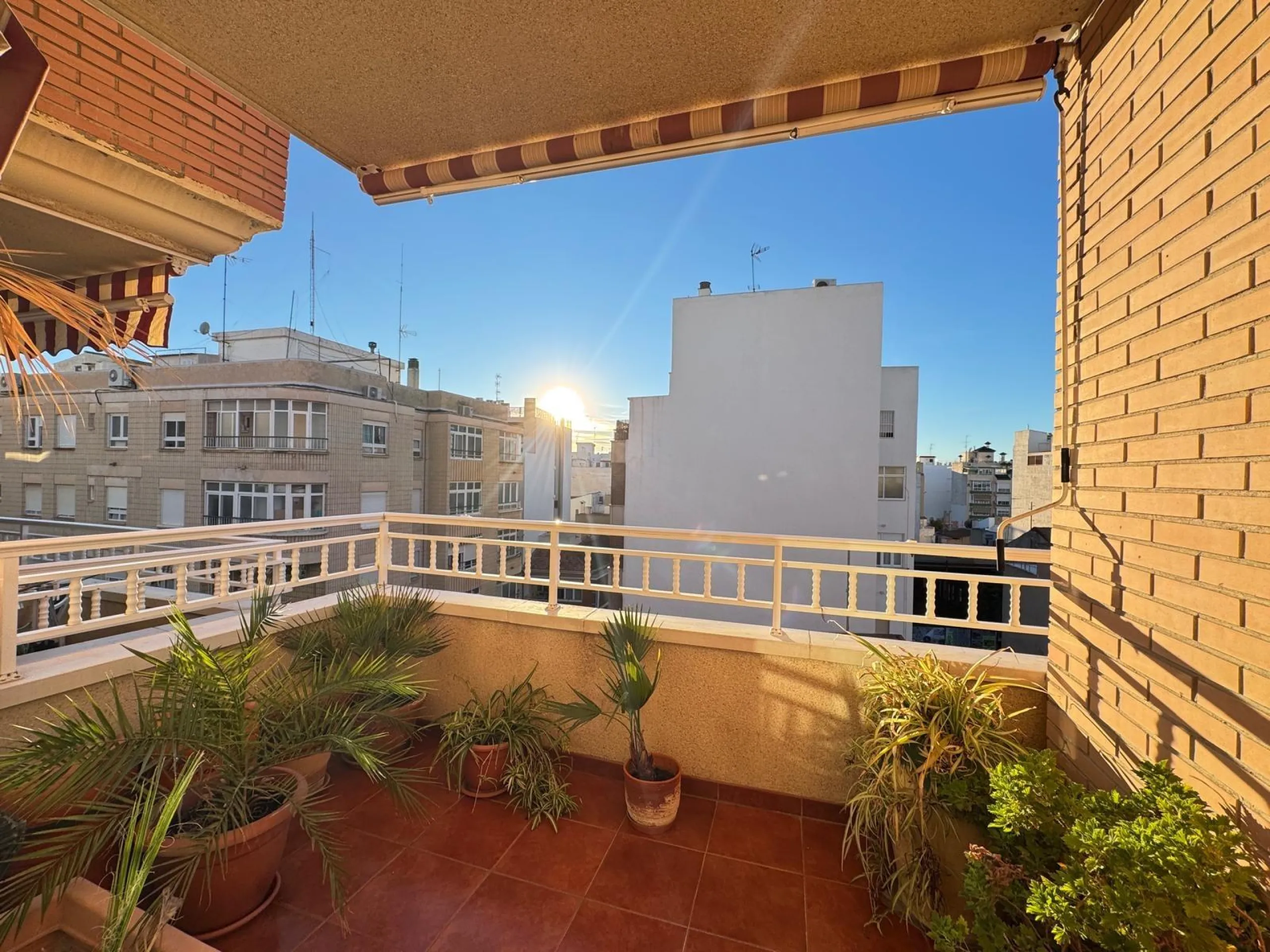 APARTMENT WITH GARAGE + STORAGE INCLUDED. WITH A SURFACE OF 256 M2. 4 BEDROOMS. 3 BATHROOMS. BEACH 350 METERS AWAY.