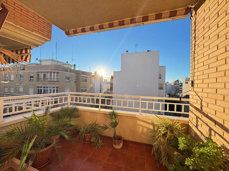APARTMENT WITH GARAGE + STORAGE INCLUDED. WITH A SURFACE OF 256 M2. 4 BEDROOMS. 3 BATHROOMS. BEACH 350 METERS AWAY.