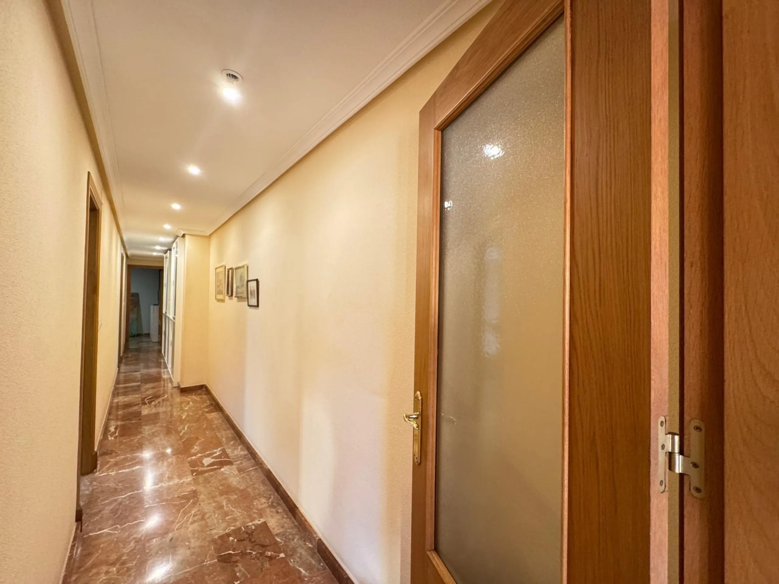 APARTMENT WITH GARAGE + STORAGE INCLUDED. WITH A SURFACE OF 256 M2. 4 BEDROOMS. 3 BATHROOMS. BEACH 350 METERS AWAY.