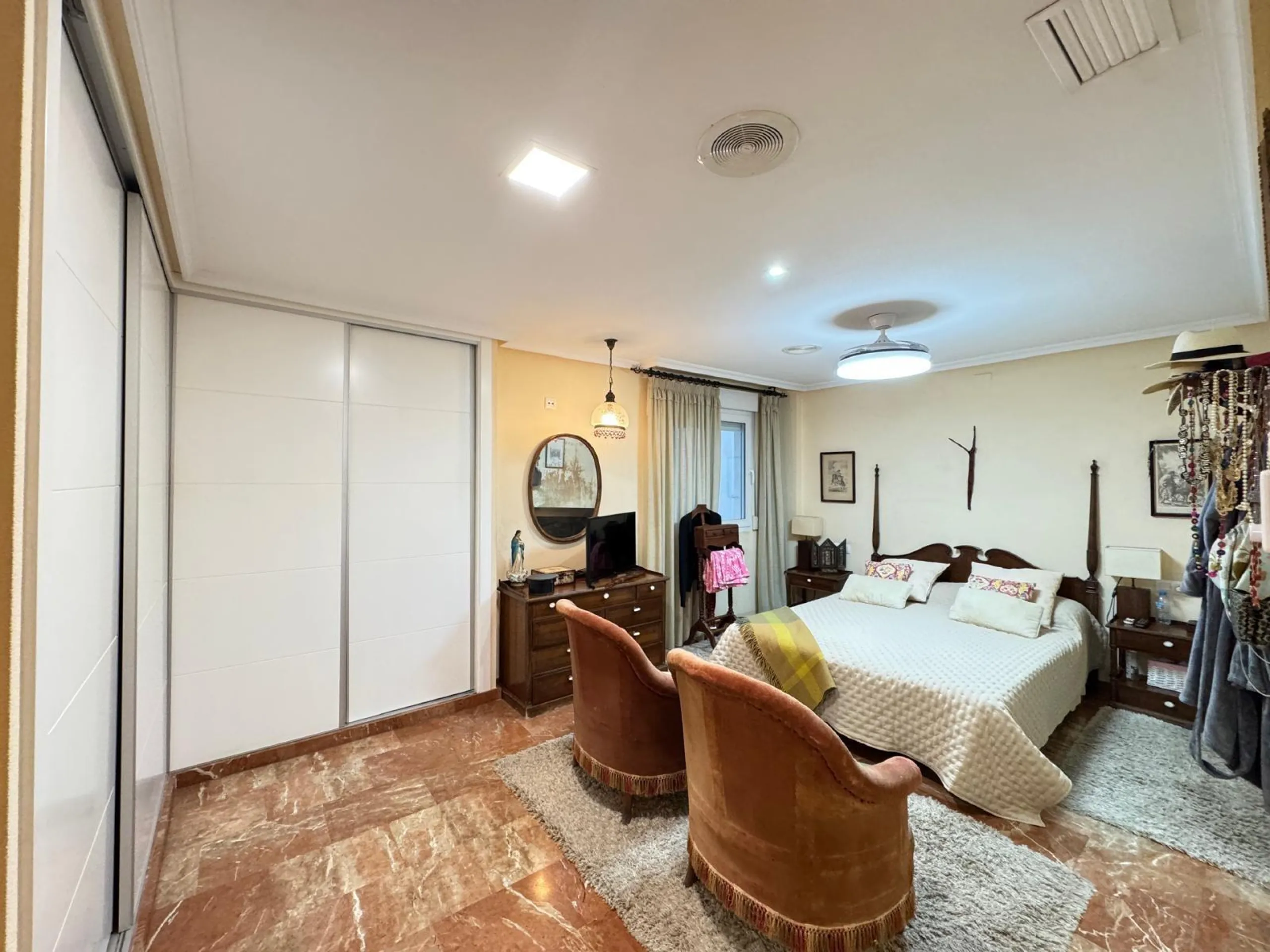 APARTMENT WITH GARAGE + STORAGE INCLUDED. WITH A SURFACE OF 256 M2. 4 BEDROOMS. 3 BATHROOMS. BEACH 350 METERS AWAY.
