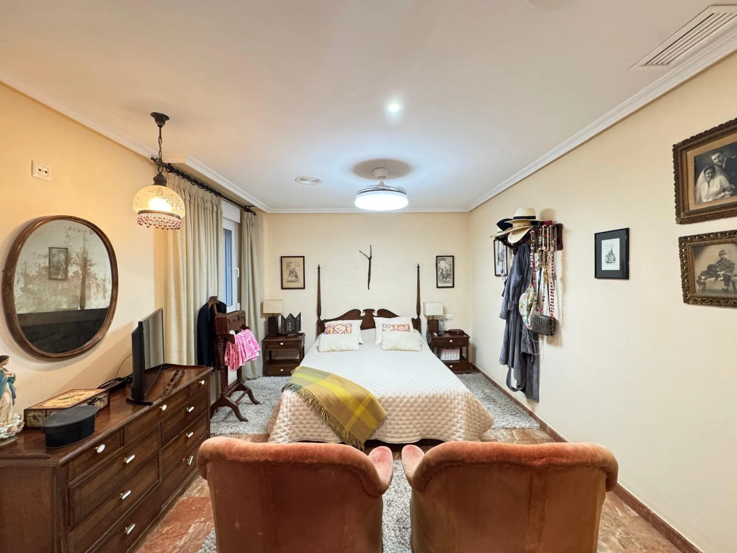 APARTMENT WITH GARAGE + STORAGE INCLUDED. WITH A SURFACE OF 256 M2. 4 BEDROOMS. 3 BATHROOMS. BEACH 350 METERS AWAY.