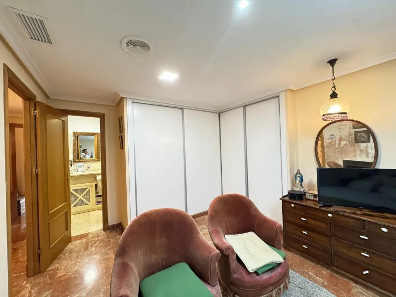 APARTMENT WITH GARAGE + STORAGE INCLUDED. WITH A SURFACE OF 256 M2. 4 BEDROOMS. 3 BATHROOMS. BEACH 350 METERS AWAY.