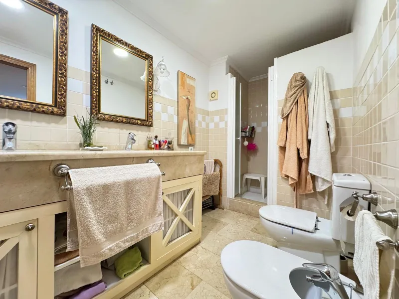 APARTMENT WITH GARAGE + STORAGE INCLUDED. WITH A SURFACE OF 256 M2. 4 BEDROOMS. 3 BATHROOMS. BEACH 350 METERS AWAY.