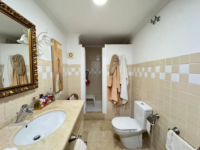 APARTMENT WITH GARAGE + STORAGE INCLUDED. WITH A SURFACE OF 256 M2. 4 BEDROOMS. 3 BATHROOMS. BEACH 350 METERS AWAY.