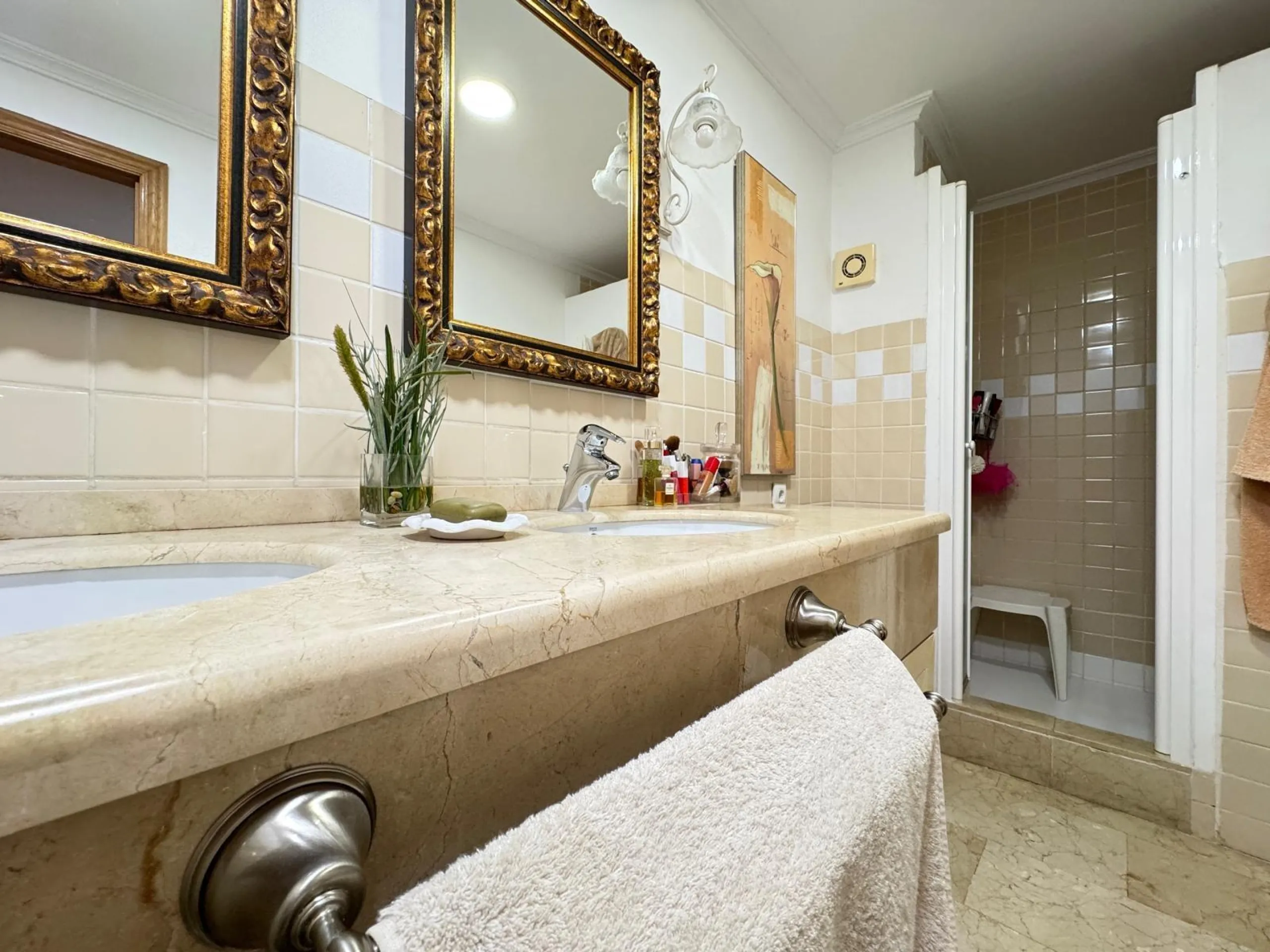 APARTMENT WITH GARAGE + STORAGE INCLUDED. WITH A SURFACE OF 256 M2. 4 BEDROOMS. 3 BATHROOMS. BEACH 350 METERS AWAY.