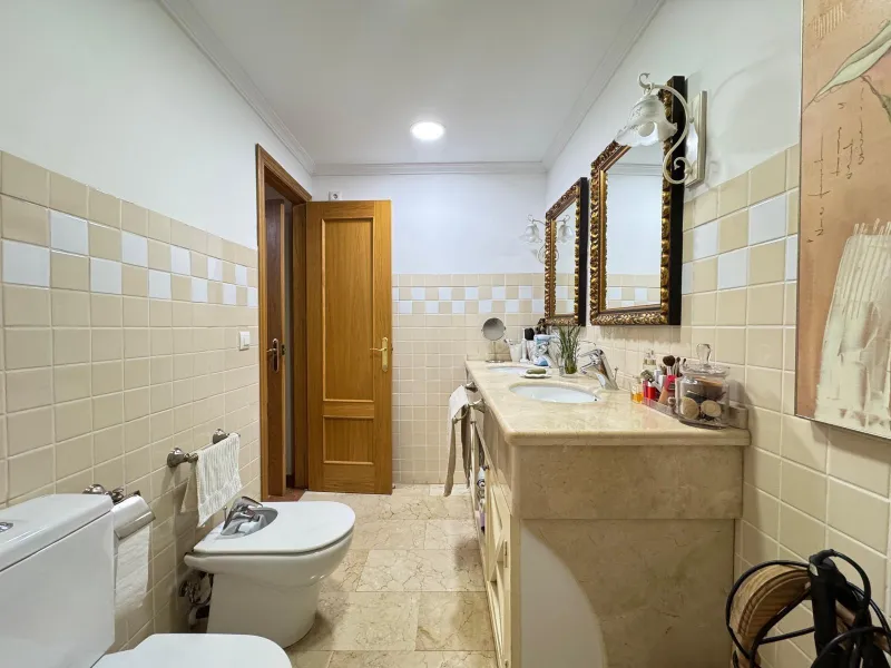 APARTMENT WITH GARAGE + STORAGE INCLUDED. WITH A SURFACE OF 256 M2. 4 BEDROOMS. 3 BATHROOMS. BEACH 350 METERS AWAY.