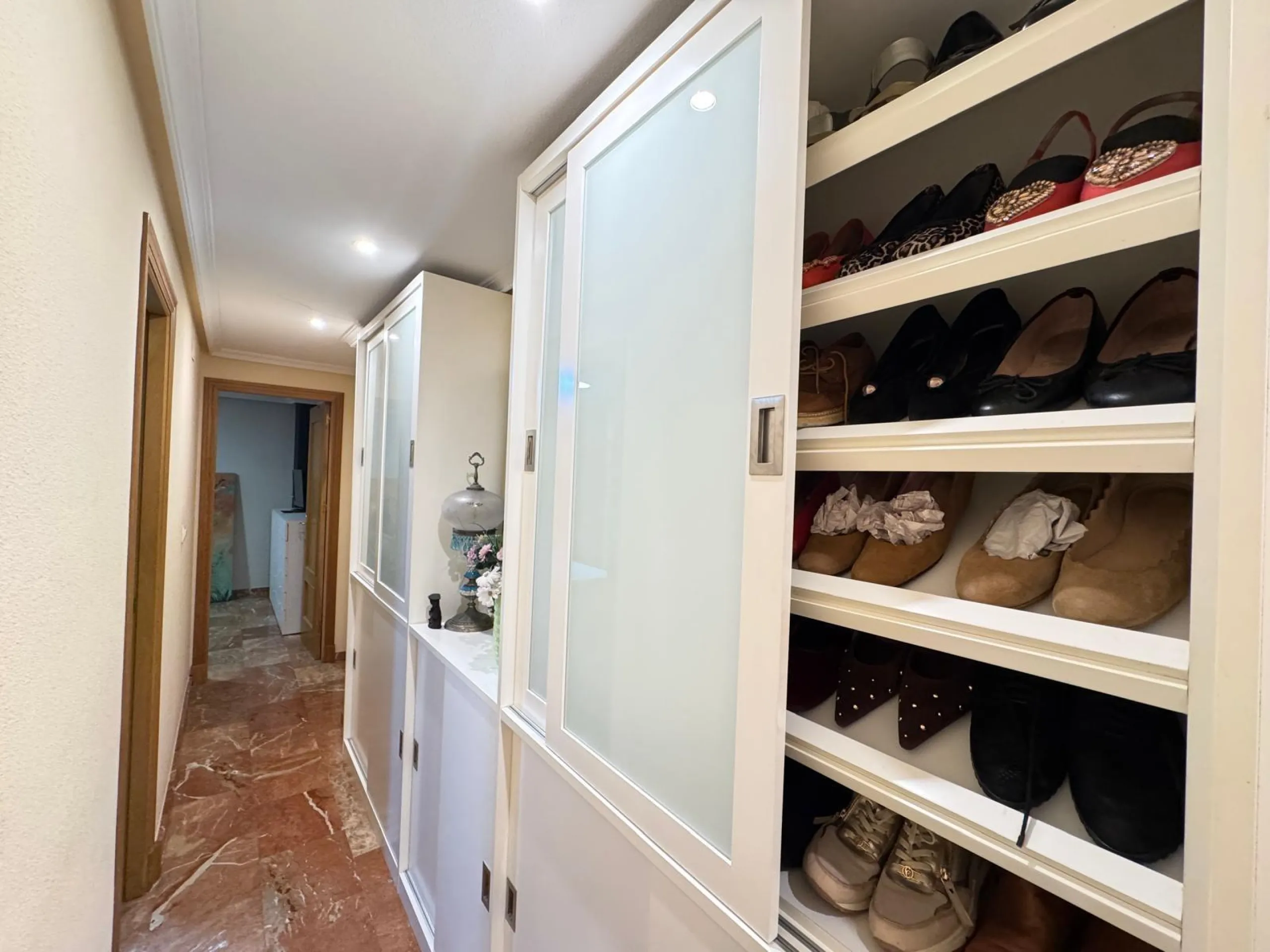 APARTMENT WITH GARAGE + STORAGE INCLUDED. WITH A SURFACE OF 256 M2. 4 BEDROOMS. 3 BATHROOMS. BEACH 350 METERS AWAY.