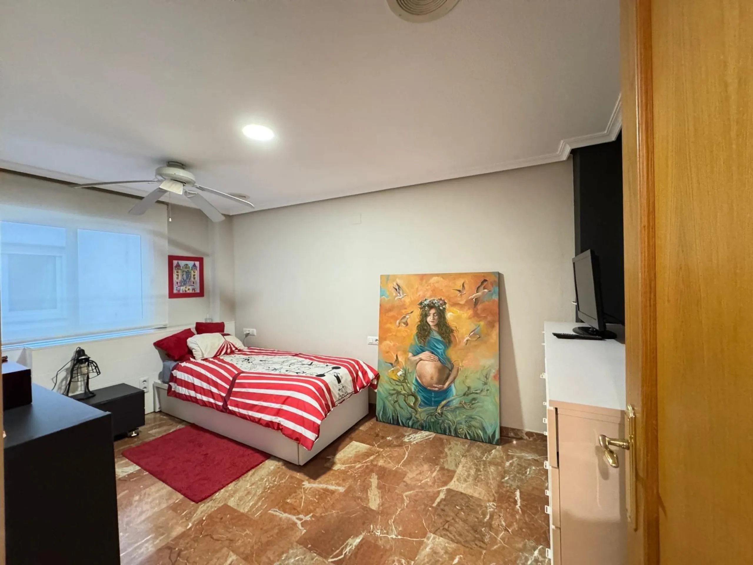 APARTMENT WITH GARAGE + STORAGE INCLUDED. WITH A SURFACE OF 256 M2. 4 BEDROOMS. 3 BATHROOMS. BEACH 350 METERS AWAY.