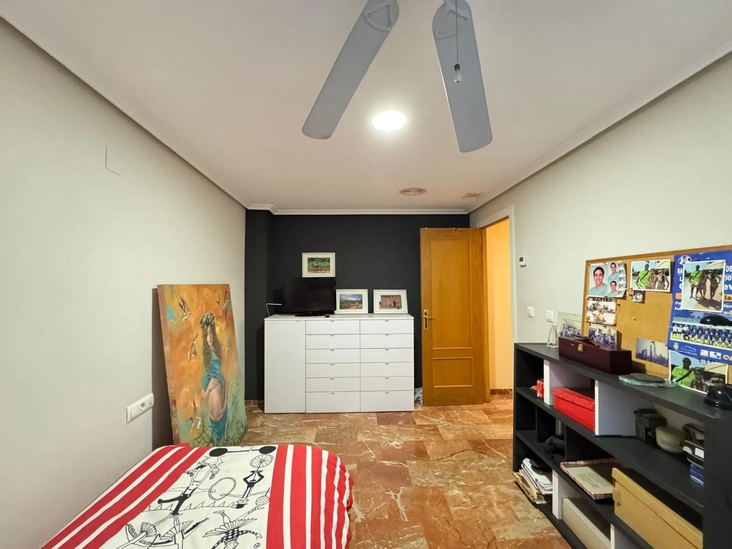 APARTMENT WITH GARAGE + STORAGE INCLUDED. WITH A SURFACE OF 256 M2. 4 BEDROOMS. 3 BATHROOMS. BEACH 350 METERS AWAY.
