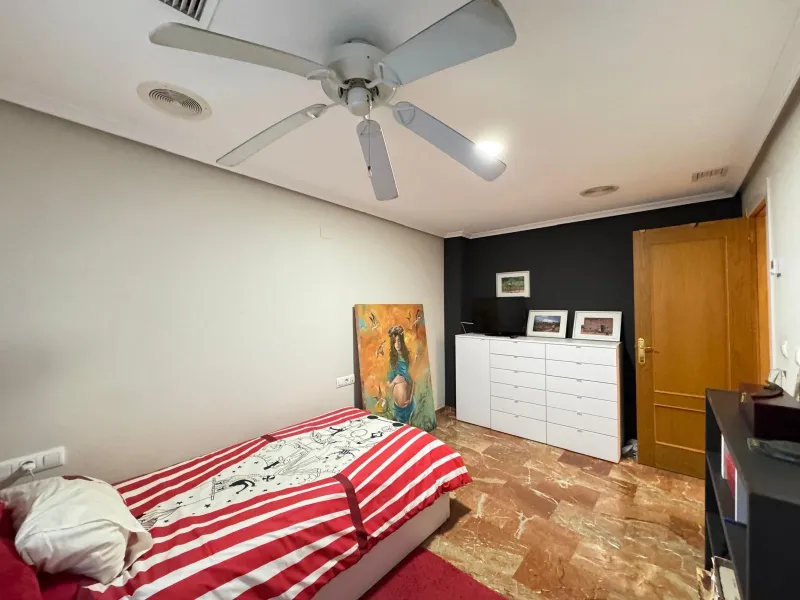 APARTMENT WITH GARAGE + STORAGE INCLUDED. WITH A SURFACE OF 256 M2. 4 BEDROOMS. 3 BATHROOMS. BEACH 350 METERS AWAY.
