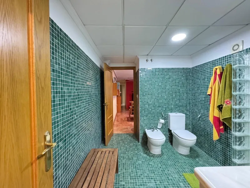 APARTMENT WITH GARAGE + STORAGE INCLUDED. WITH A SURFACE OF 256 M2. 4 BEDROOMS. 3 BATHROOMS. BEACH 350 METERS AWAY.