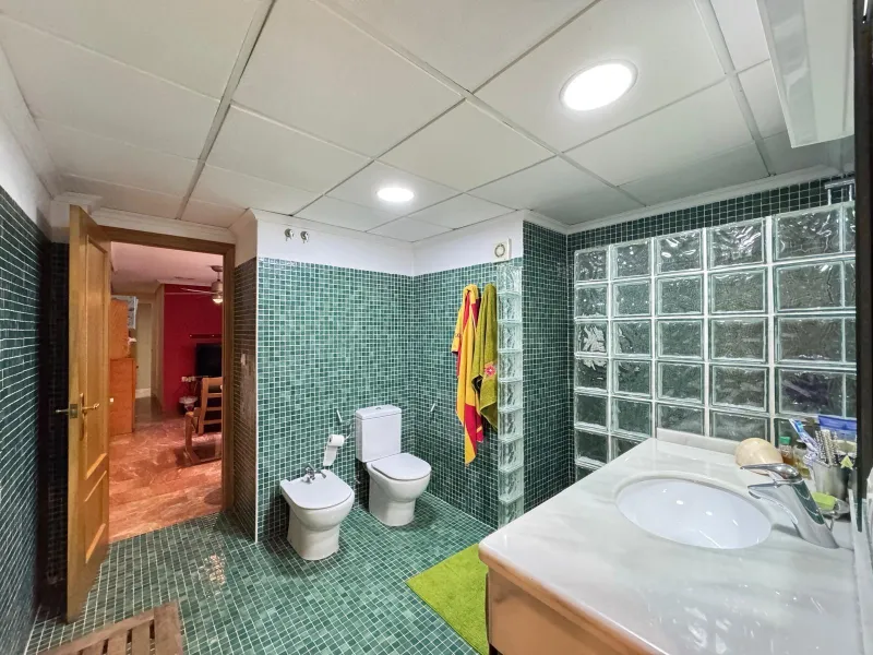APARTMENT WITH GARAGE + STORAGE INCLUDED. WITH A SURFACE OF 256 M2. 4 BEDROOMS. 3 BATHROOMS. BEACH 350 METERS AWAY.