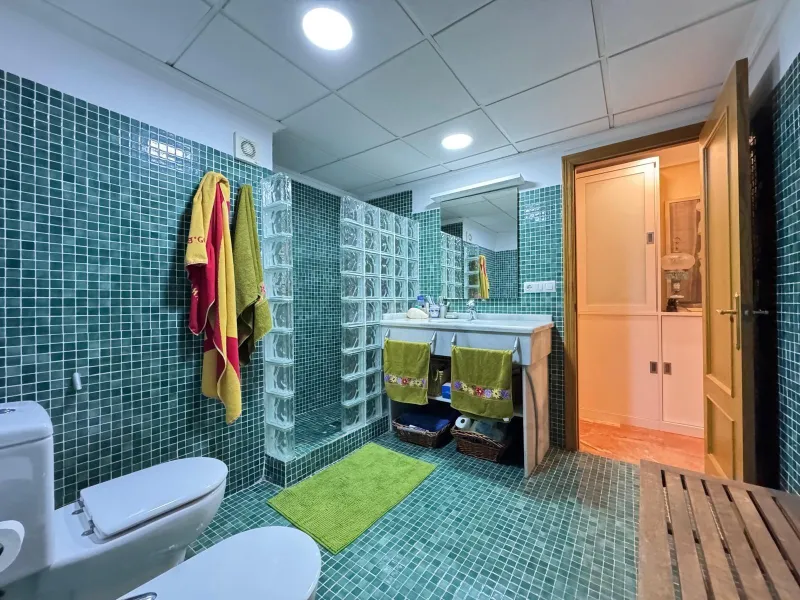 APARTMENT WITH GARAGE + STORAGE INCLUDED. WITH A SURFACE OF 256 M2. 4 BEDROOMS. 3 BATHROOMS. BEACH 350 METERS AWAY.
