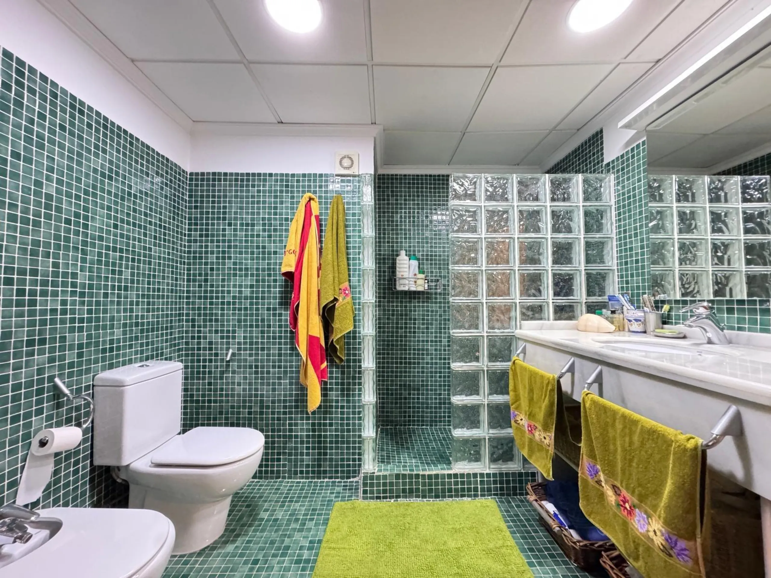 APARTMENT WITH GARAGE + STORAGE INCLUDED. WITH A SURFACE OF 256 M2. 4 BEDROOMS. 3 BATHROOMS. BEACH 350 METERS AWAY.