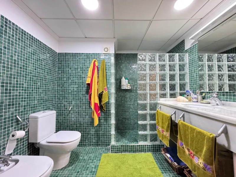 APARTMENT WITH GARAGE + STORAGE INCLUDED. WITH A SURFACE OF 256 M2. 4 BEDROOMS. 3 BATHROOMS. BEACH 350 METERS AWAY.