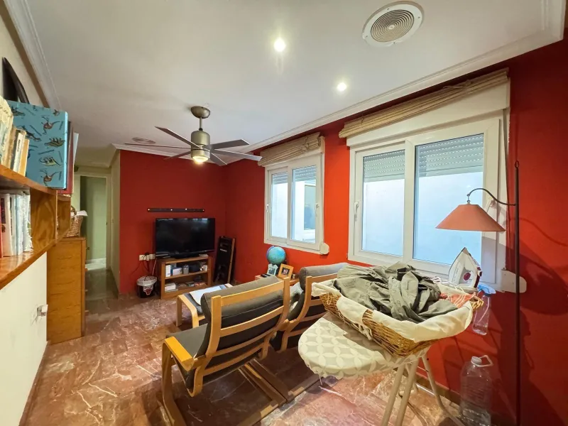 APARTMENT WITH GARAGE + STORAGE INCLUDED. WITH A SURFACE OF 256 M2. 4 BEDROOMS. 3 BATHROOMS. BEACH 350 METERS AWAY.