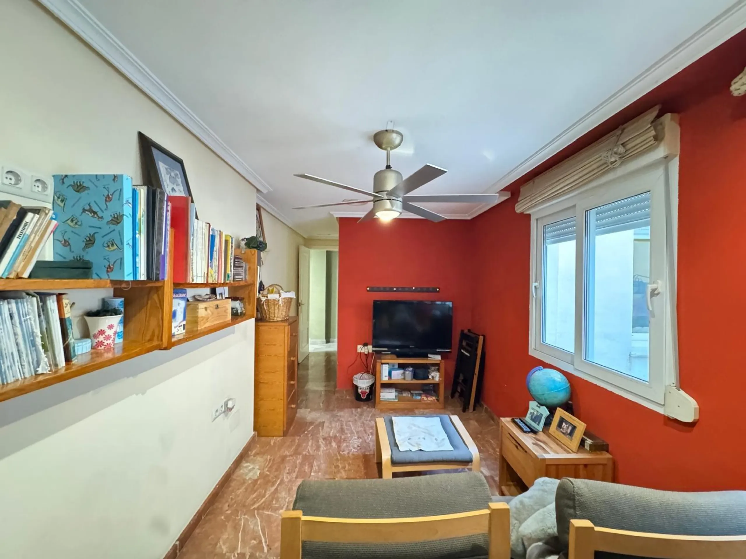 APARTMENT WITH GARAGE + STORAGE INCLUDED. WITH A SURFACE OF 256 M2. 4 BEDROOMS. 3 BATHROOMS. BEACH 350 METERS AWAY.