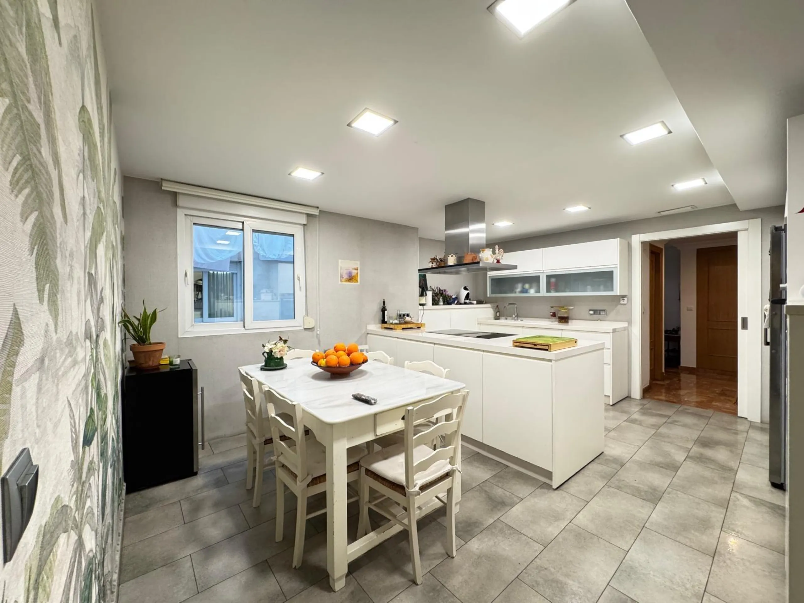 APARTMENT WITH GARAGE + STORAGE INCLUDED. WITH A SURFACE OF 256 M2. 4 BEDROOMS. 3 BATHROOMS. BEACH 350 METERS AWAY.