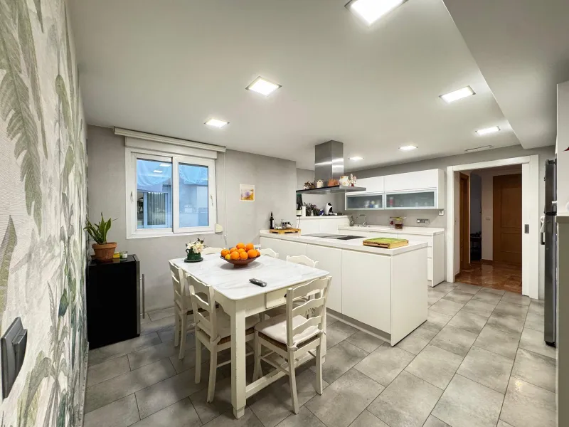 APARTMENT WITH GARAGE + STORAGE INCLUDED. WITH A SURFACE OF 256 M2. 4 BEDROOMS. 3 BATHROOMS. BEACH 350 METERS AWAY.