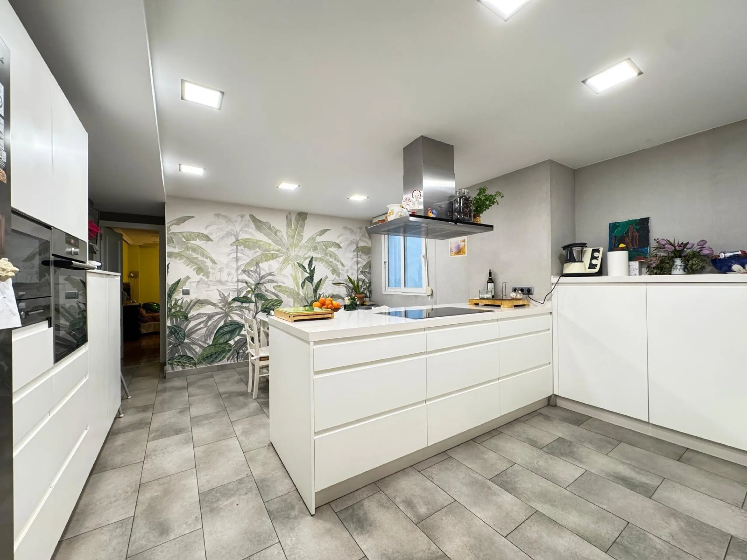 APARTMENT WITH GARAGE + STORAGE INCLUDED. WITH A SURFACE OF 256 M2. 4 BEDROOMS. 3 BATHROOMS. BEACH 350 METERS AWAY.
