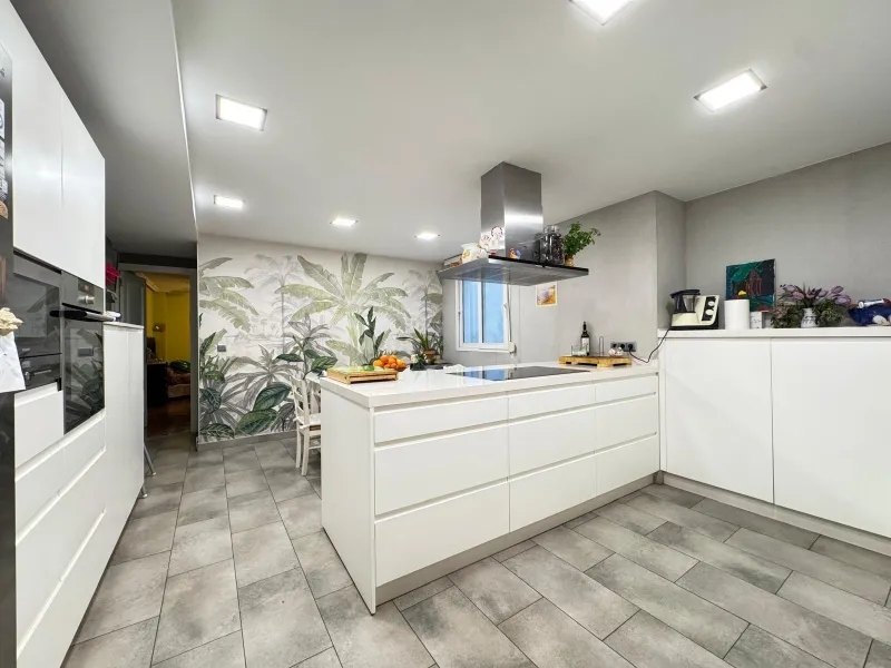 APARTMENT WITH GARAGE + STORAGE INCLUDED. WITH A SURFACE OF 256 M2. 4 BEDROOMS. 3 BATHROOMS. BEACH 350 METERS AWAY.
