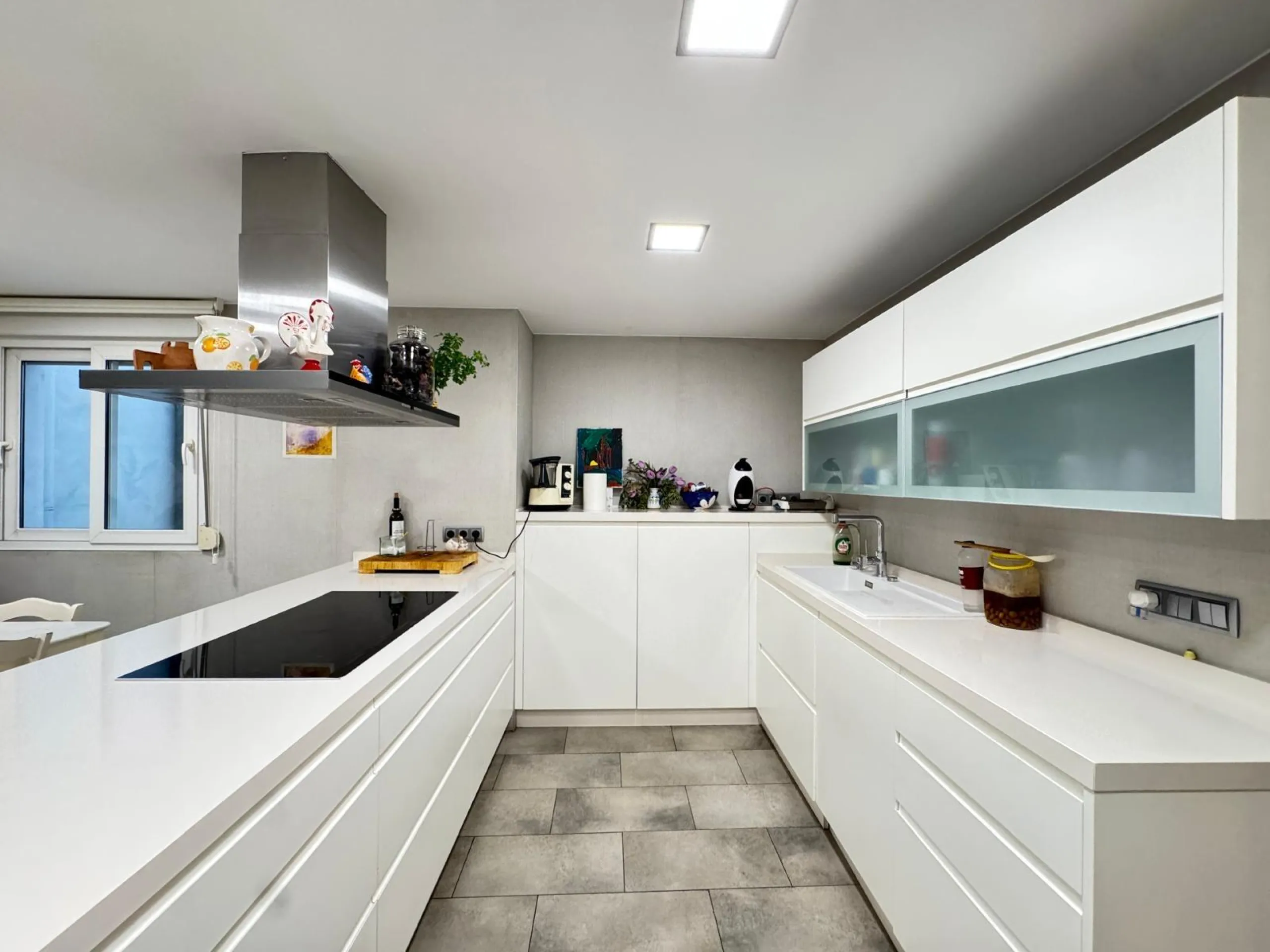 APARTMENT WITH GARAGE + STORAGE INCLUDED. WITH A SURFACE OF 256 M2. 4 BEDROOMS. 3 BATHROOMS. BEACH 350 METERS AWAY.