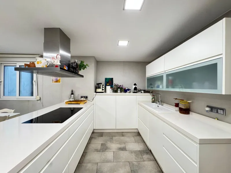 APARTMENT WITH GARAGE + STORAGE INCLUDED. WITH A SURFACE OF 256 M2. 4 BEDROOMS. 3 BATHROOMS. BEACH 350 METERS AWAY.