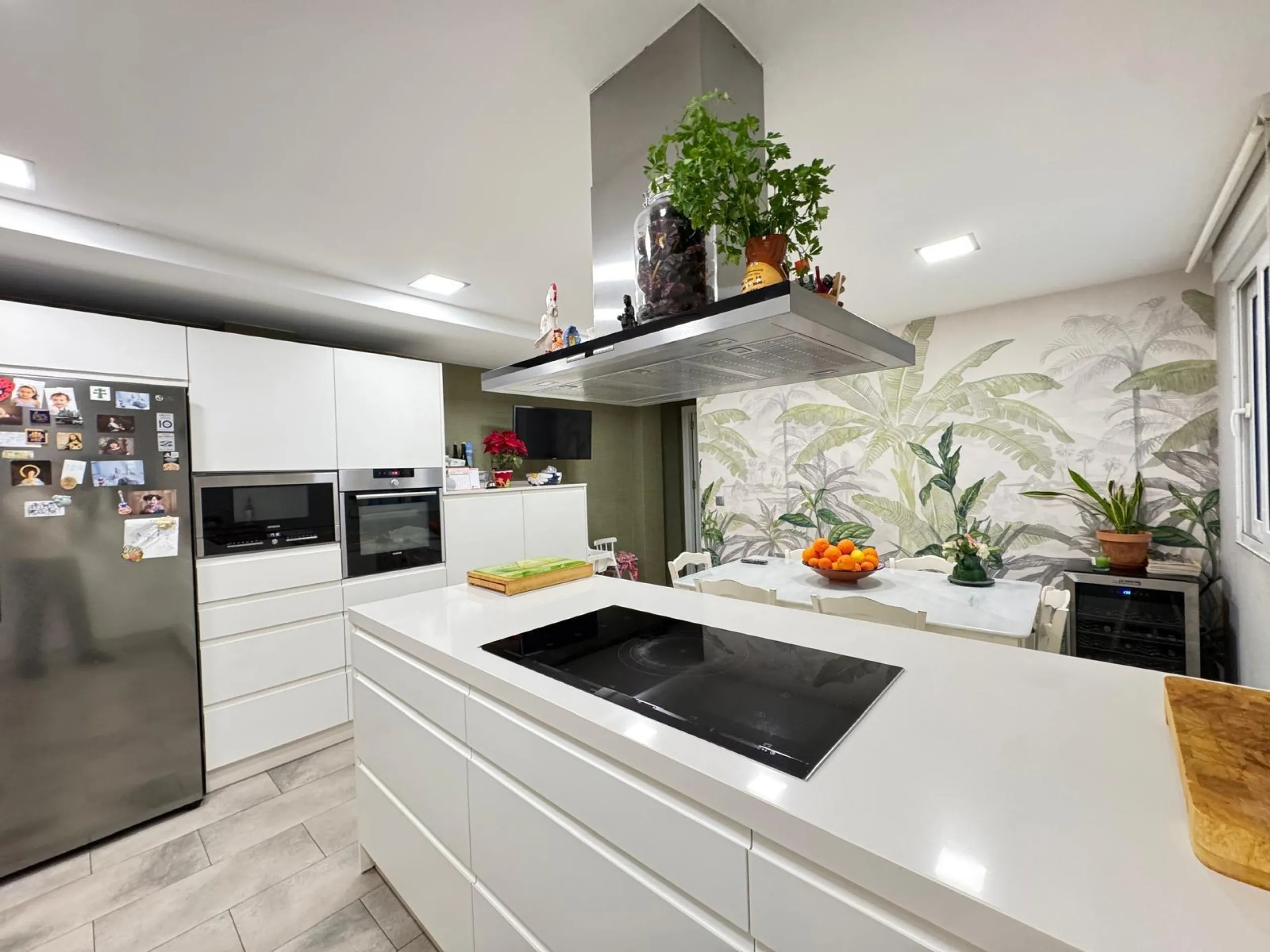 APARTMENT WITH GARAGE + STORAGE INCLUDED. WITH A SURFACE OF 256 M2. 4 BEDROOMS. 3 BATHROOMS. BEACH 350 METERS AWAY.