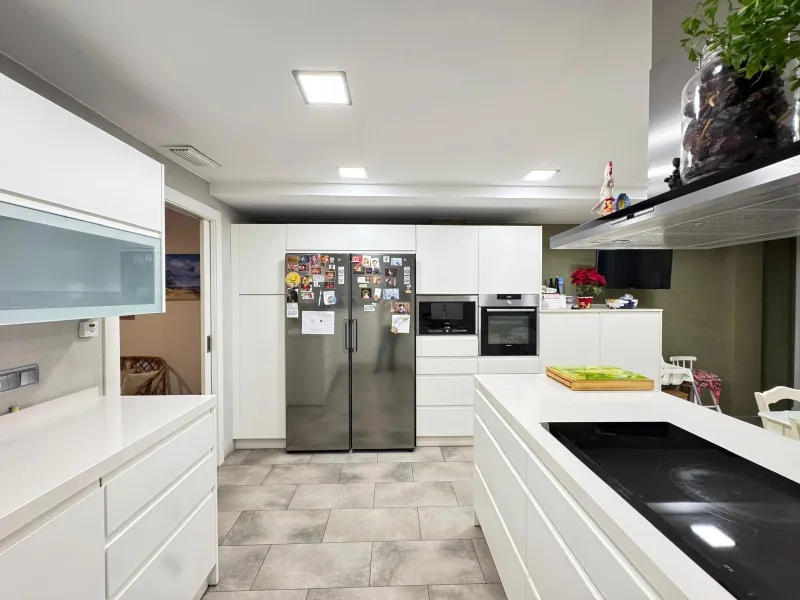 APARTMENT WITH GARAGE + STORAGE INCLUDED. WITH A SURFACE OF 256 M2. 4 BEDROOMS. 3 BATHROOMS. BEACH 350 METERS AWAY.